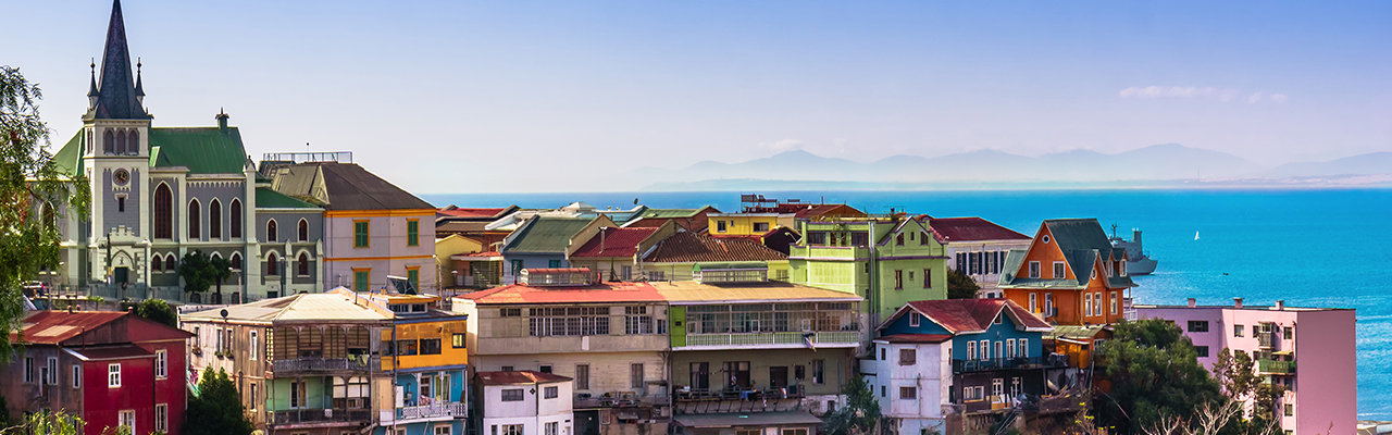 Casas de colores en los cerros de Valparaíso frente a la bahía